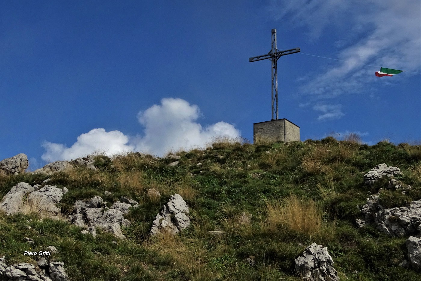 67 Eccomi in cresta di vetta del Venturosa...sventola la bandiera tricolore .JPG